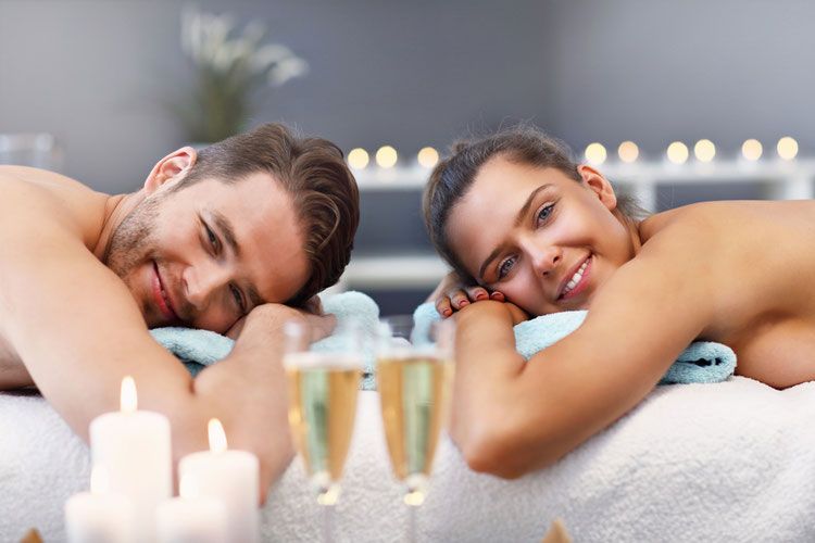 Paare: 60 Floating + 30 Minuten Massage Paare: 60 Floating + 30 Minuten Massage