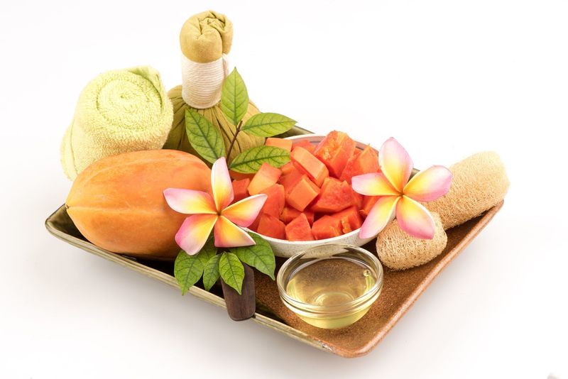 Wellness- Massagen 90 Minuten: Kräuterstempel, Lomi Lomi, Ayurveda