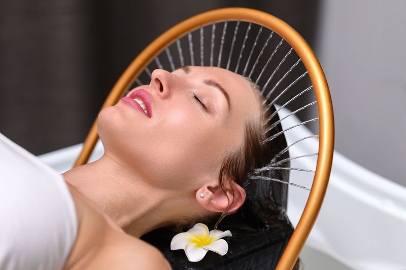 Japanese Head Spa – 90 Minuten Tiefe Entspannung für Kopf, Nacken und Gesicht. Wohltuende Massagen und Kräuterdampf helfen dabei, den Alltag loszulassen und neue Energie zu tanken. Japanese Head Spa – 90 Minuten Tiefe Entspannung für Kopf, Nacken und Gesicht. Wohltuende Massagen und Kräuterdampf helfen dabei, den Alltag loszulassen und neue Energie zu tanken.