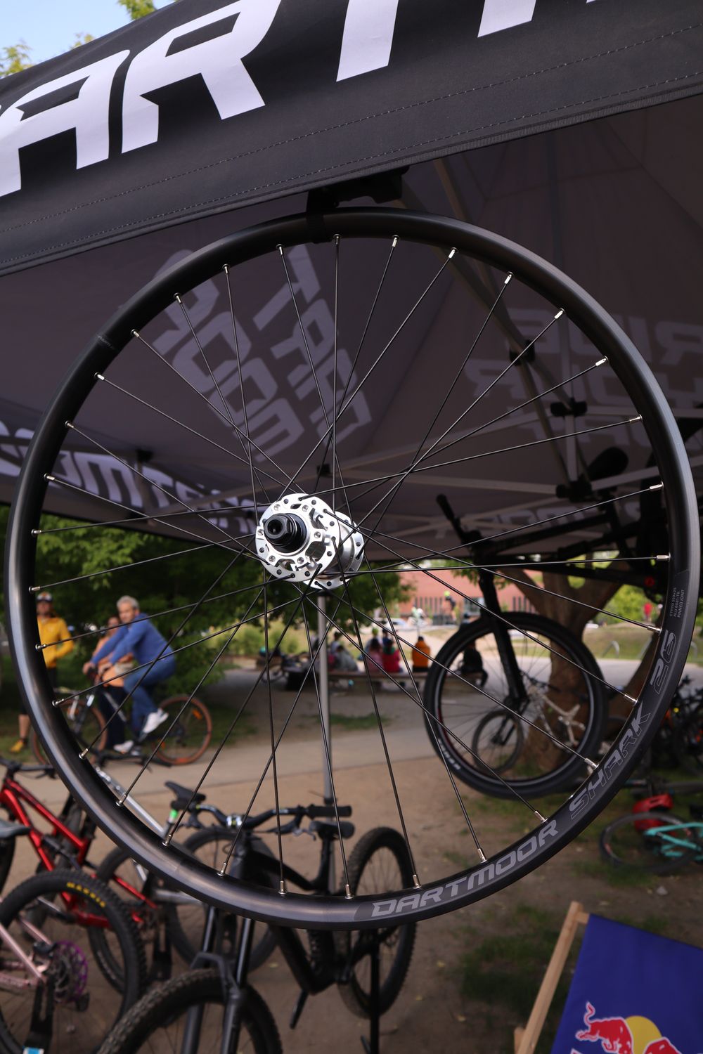 Gotowe Customowe koło: Piasta Dartmoor Reel Pro Singlespeed 13t V.2 Mirror silver + Obręcz Dartmoor Shark 26&quot; + szprychy i nyple CN SPOKE (R)