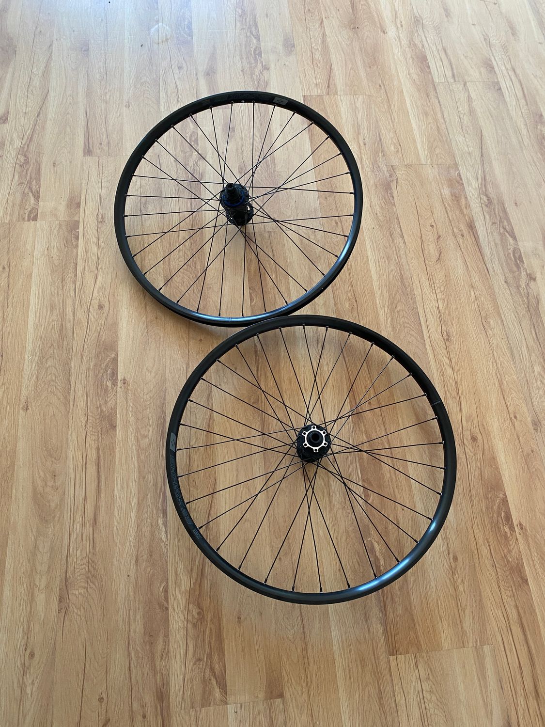 Komplet kół (przód , tył) Dartmoor Reel Singlespeed Pro v.2 10t , Reel Boost . Shark 26" , CN SPOKE