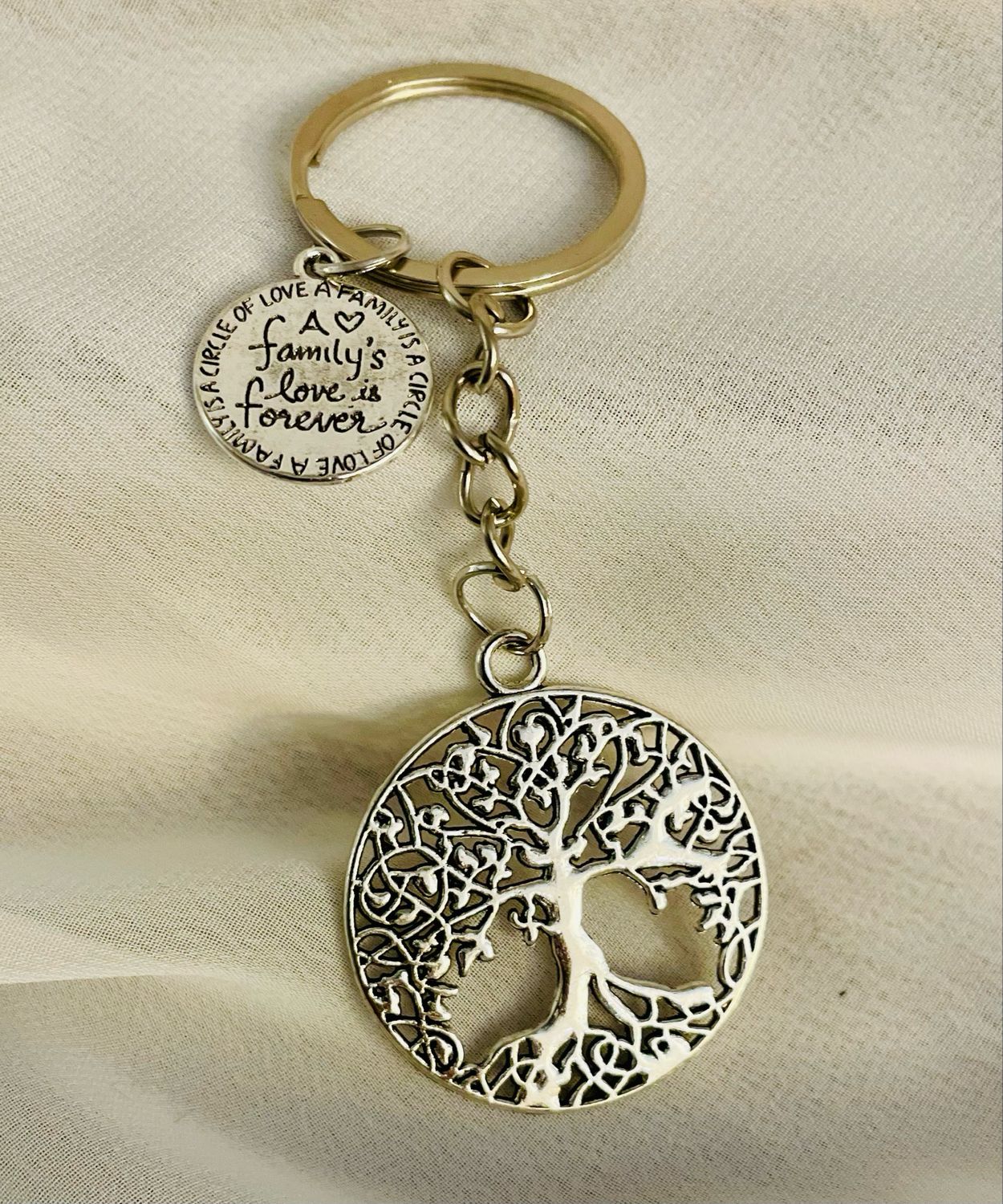 Family Tree of Life Keychain – &quot;A Family&#39;s Love Is Forever&quot;