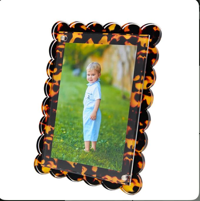 Tara Wilson Scalloped Frame 5x7