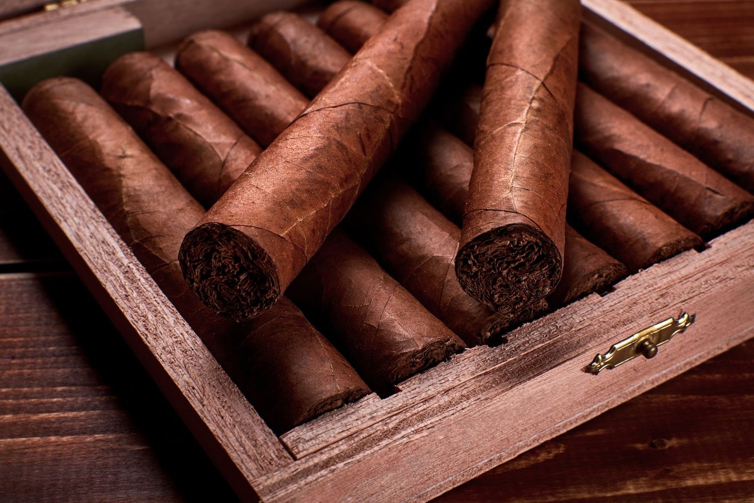 Hand roll cigar show for four hours 75 cigars 50% Deposit