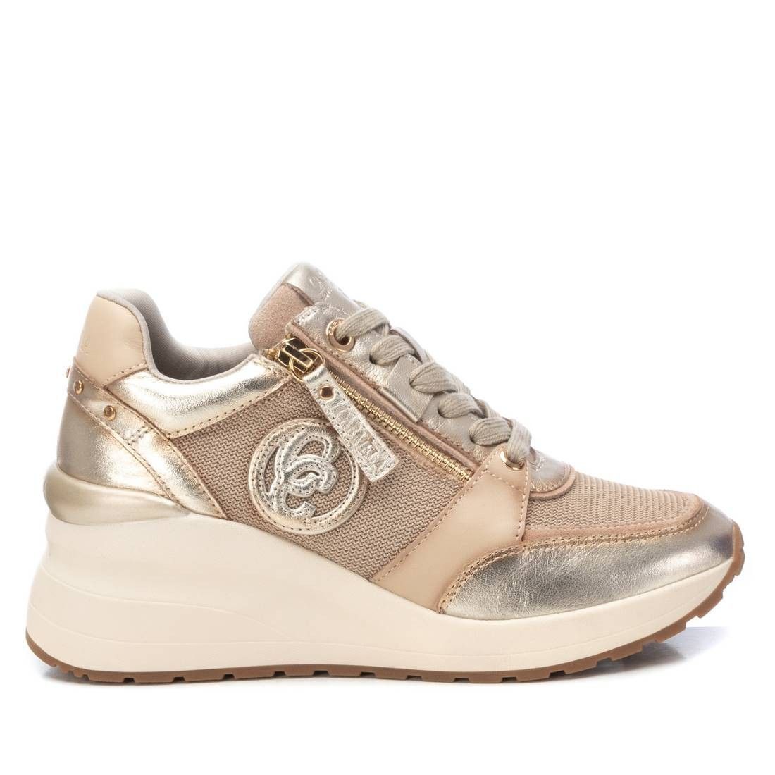 Carmela zapatillas doradas con cuña alta.161844