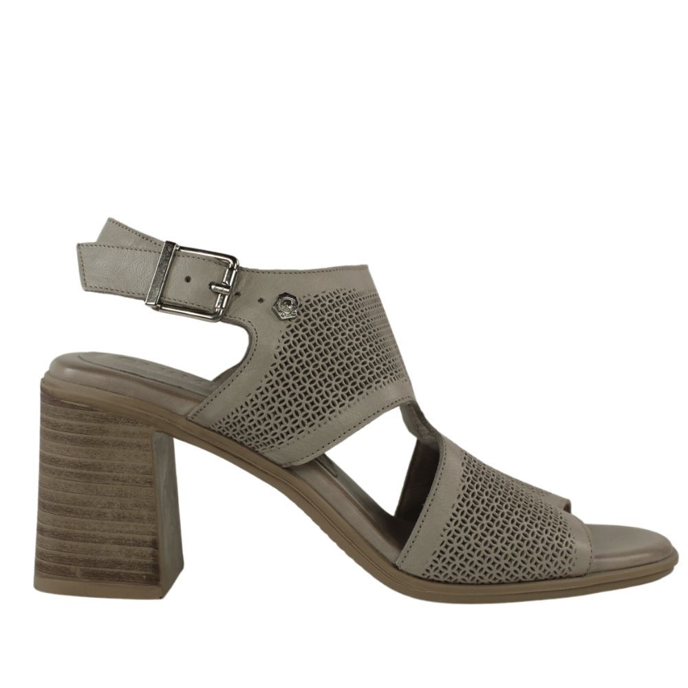 Carmela sandalias beige con tacón cuadrado.25vcs10-ap