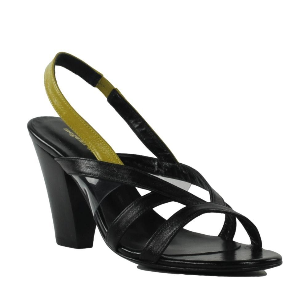 Megumi Ochi sandalias piel negra con tacón.25vjp11