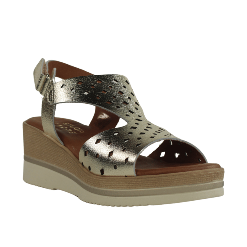 Sandalias doradas cómodas de cuña en piel.9756