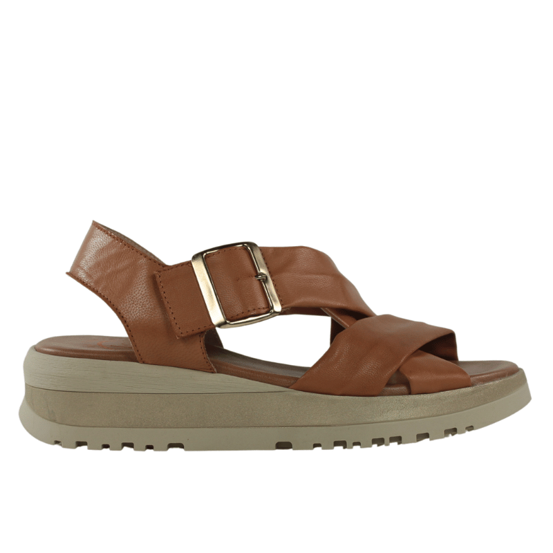 Lola Canales sandalias piel blanda camel con cuña.245