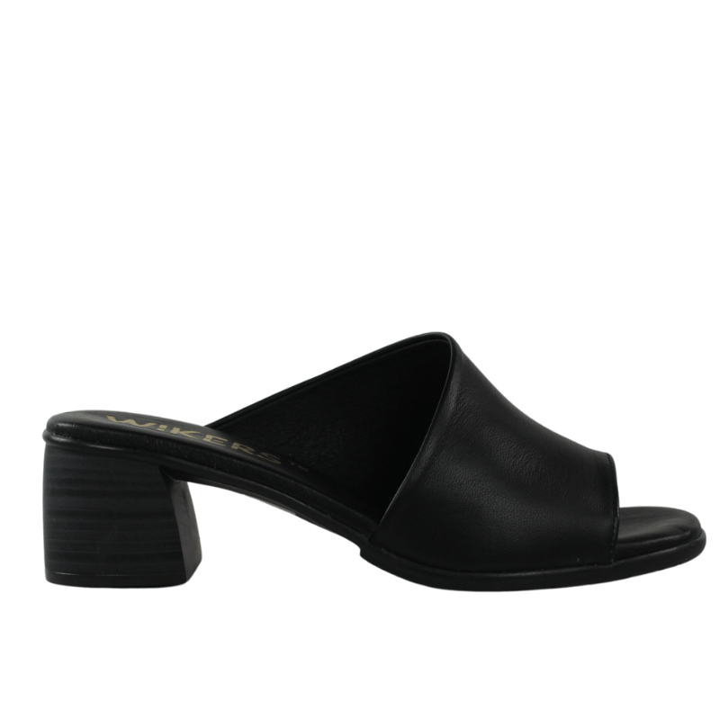 Sandalias de piel negra muy blanda destalonadas con tacón .561