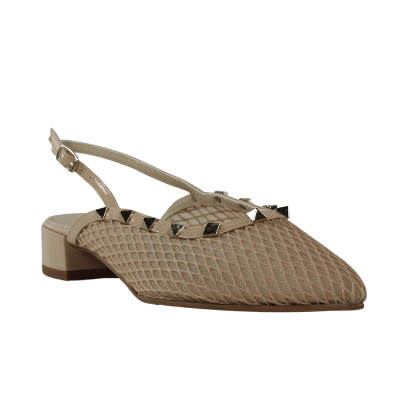 Zapatos destalonados beige de rejilla y piel charol.3937