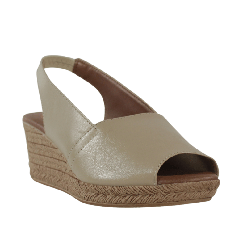 Lola Canales zapatos beige con cuña ligeros.54101