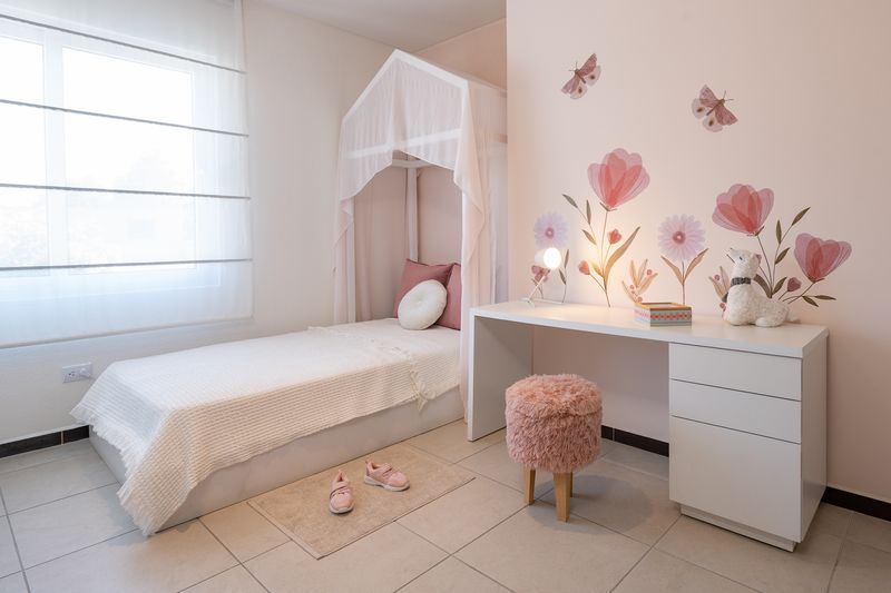 Camastrón montessori con casita en cabecera