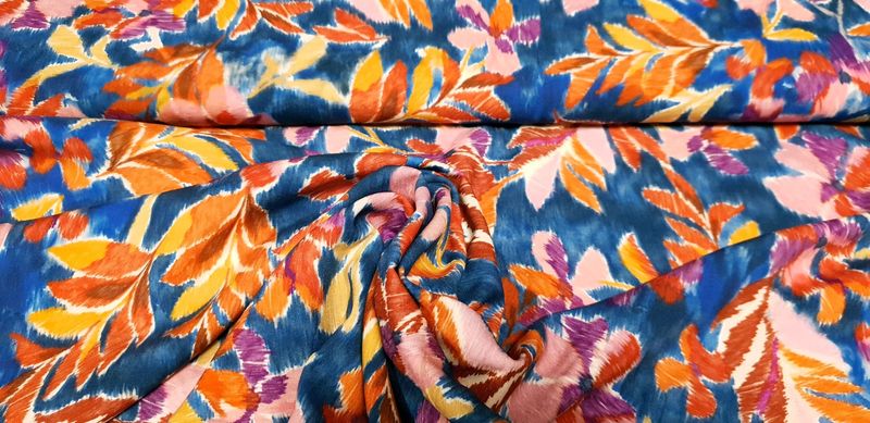 Viscose met fel gekleurde bloemen
