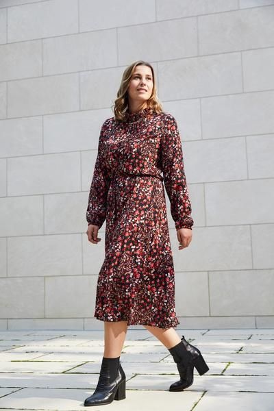 Zwarte lurex viscose met kleine rode bloem