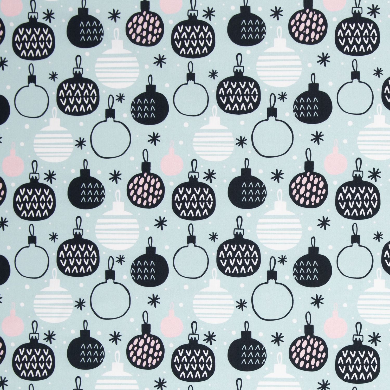 Kerstballen op licht blauwe achtergrond