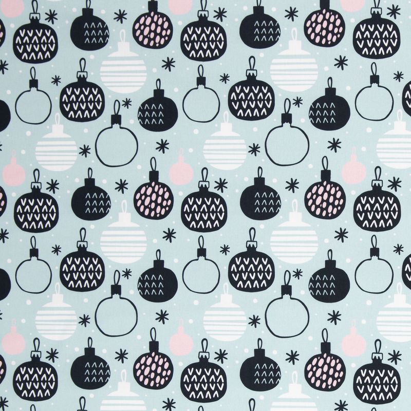 Kerstballen op licht blauwe achtergrond