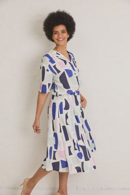 Witte viscose met zachte abstracte vormen