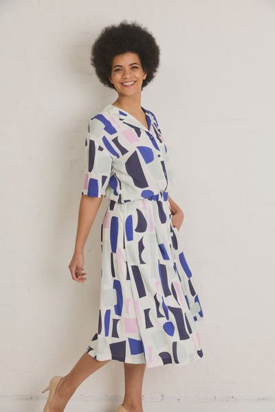 Witte viscose met zachte abstracte vormen