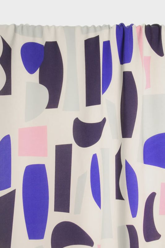 Witte viscose met zachte abstracte vormen