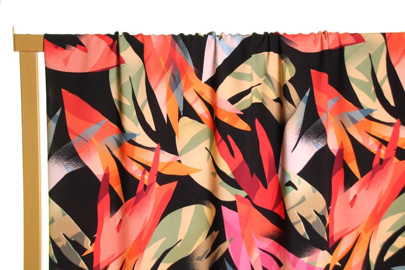 Zwarte viscose met kleurrijke bladeren