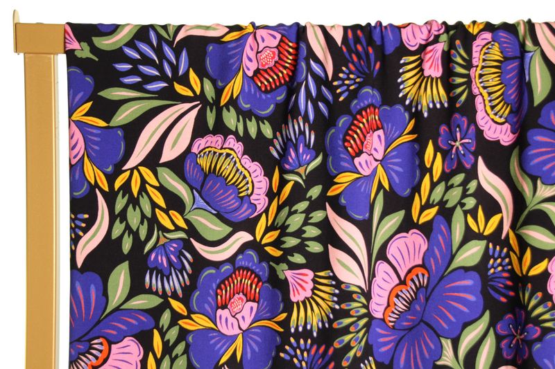 Zwarte viscose met opvallende paarse bloemen