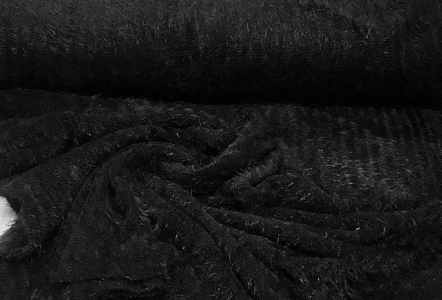 Slightly hairy zwart