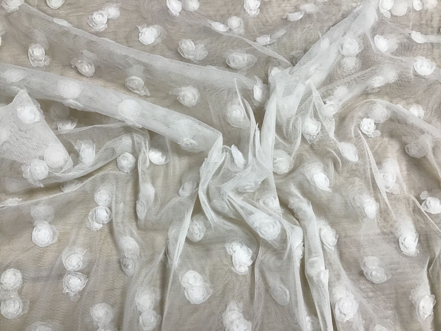 Tulle met roosjes wit