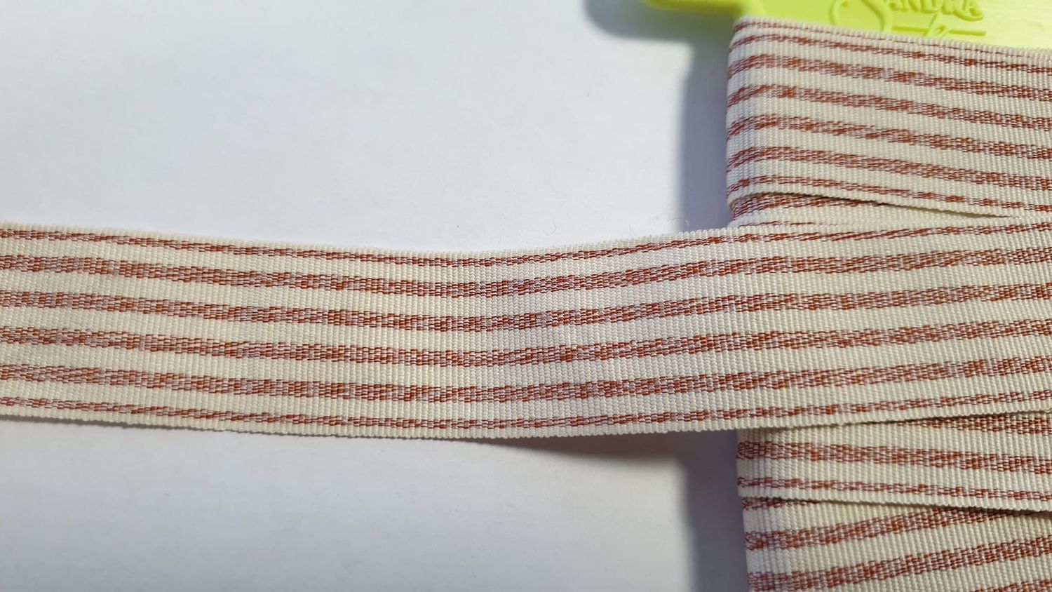 Sierlint ecru rood