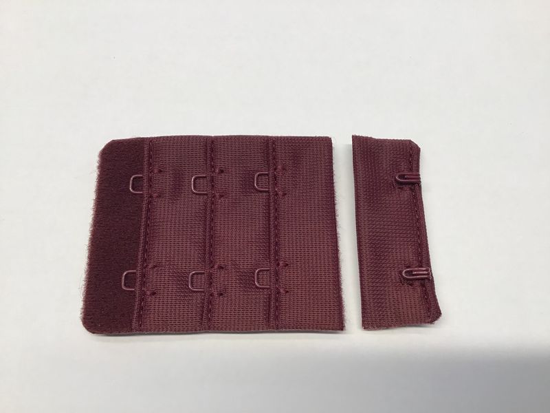 Behasluiting  2x 3  donker rood 4.2 cm