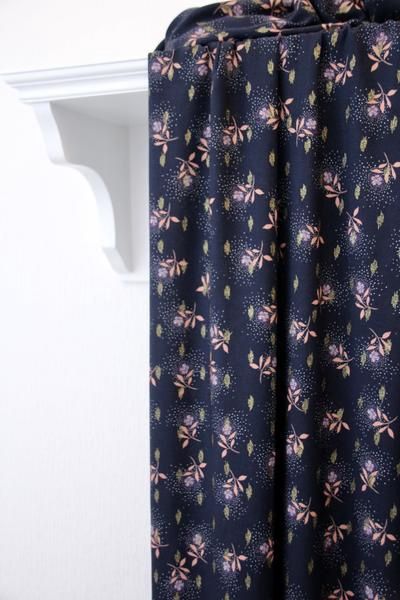Donkerblauwe lurex viscose met r oze bloem