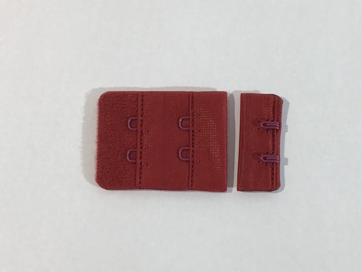 Behasluiting  2 x 2 donkerrood