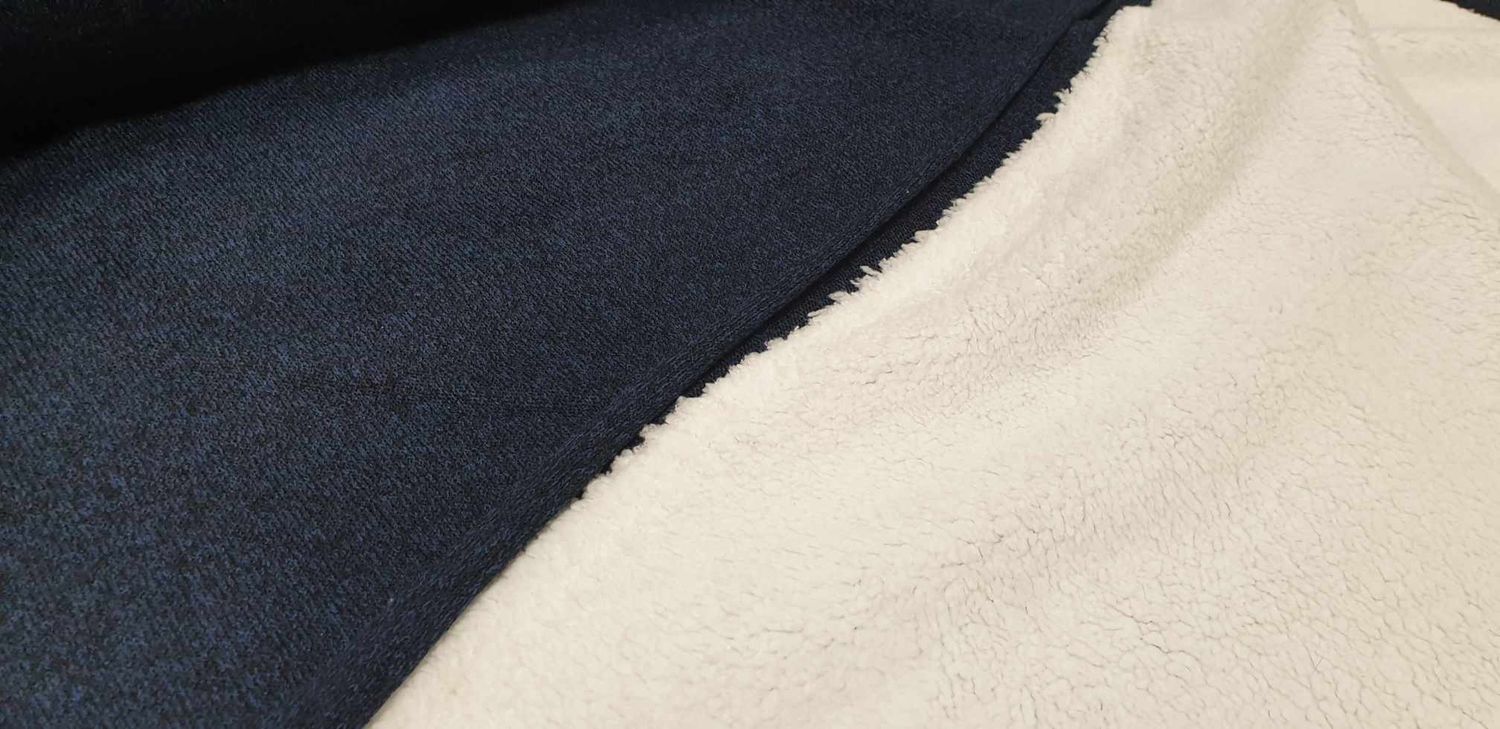 Donker blauw gebreid met coral fleece