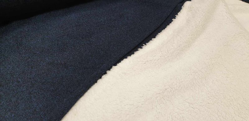 Donker blauw gebreid met coral fleece
