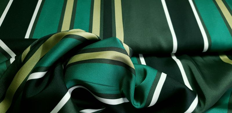 Satijn polyester gestreept groen