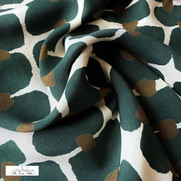 Off white viscose met abstracte figuren groen