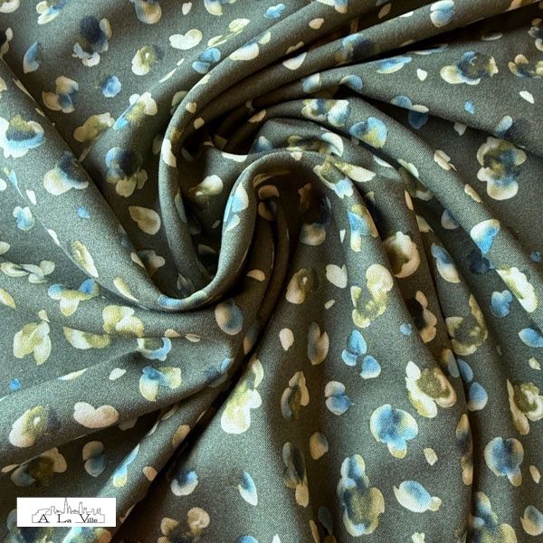 Kakigroen viscose met fijne leopard print