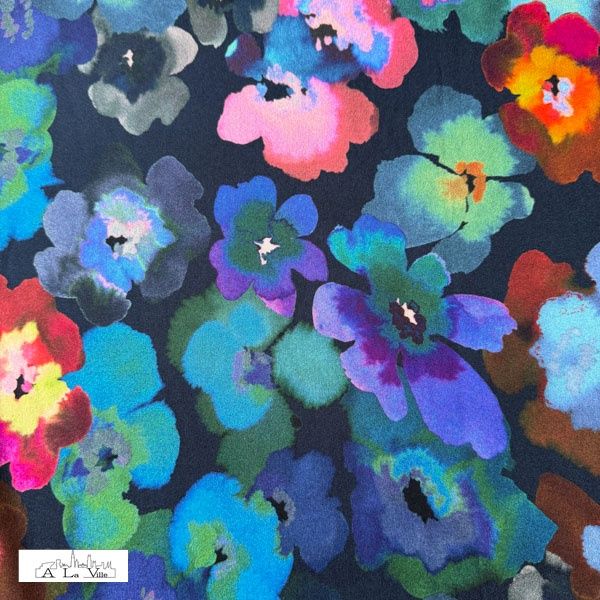 Viscose met donkere bloemen