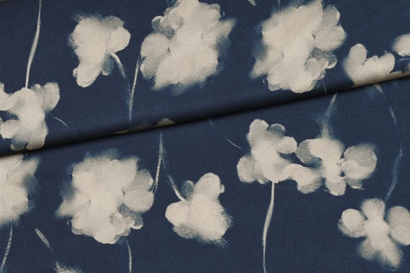 Ecovero viscose met bloemen op donkere achtergrond