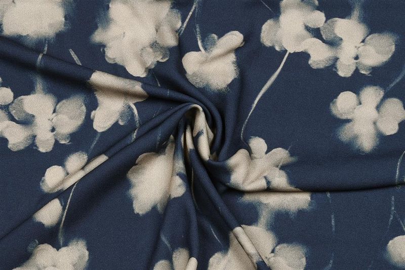 Ecovero viscose met bloemen op donkere achtergrond
