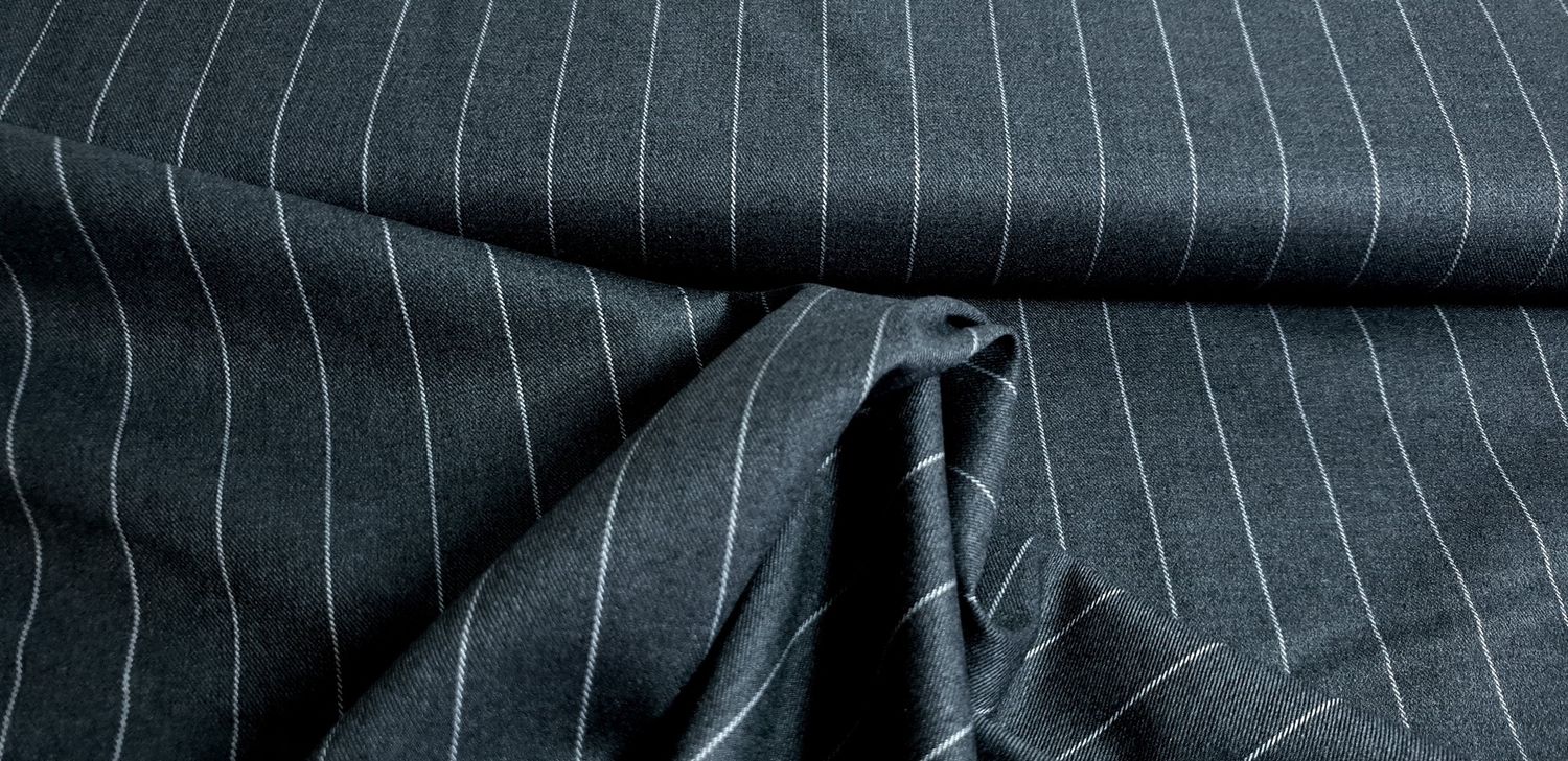 Antraciet kleurige stof met krijtstreep