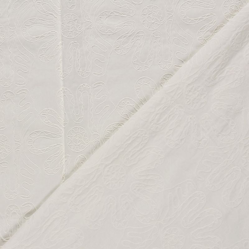 Embrodery off white