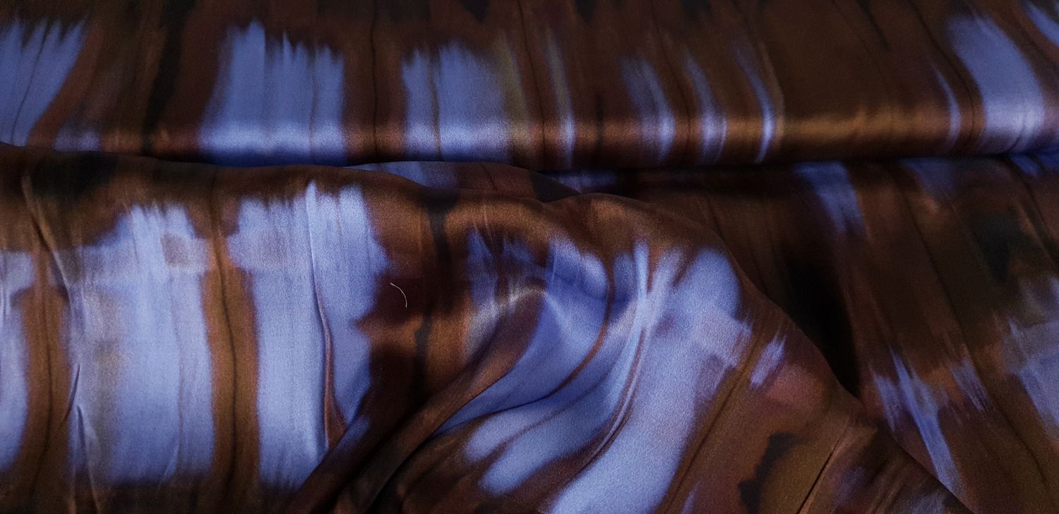 Donker viscose met blauwe vegen