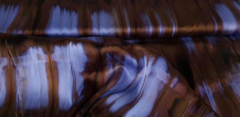 Donker viscose met blauwe vegen