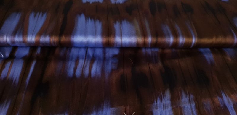 Donker viscose met blauwe vegen