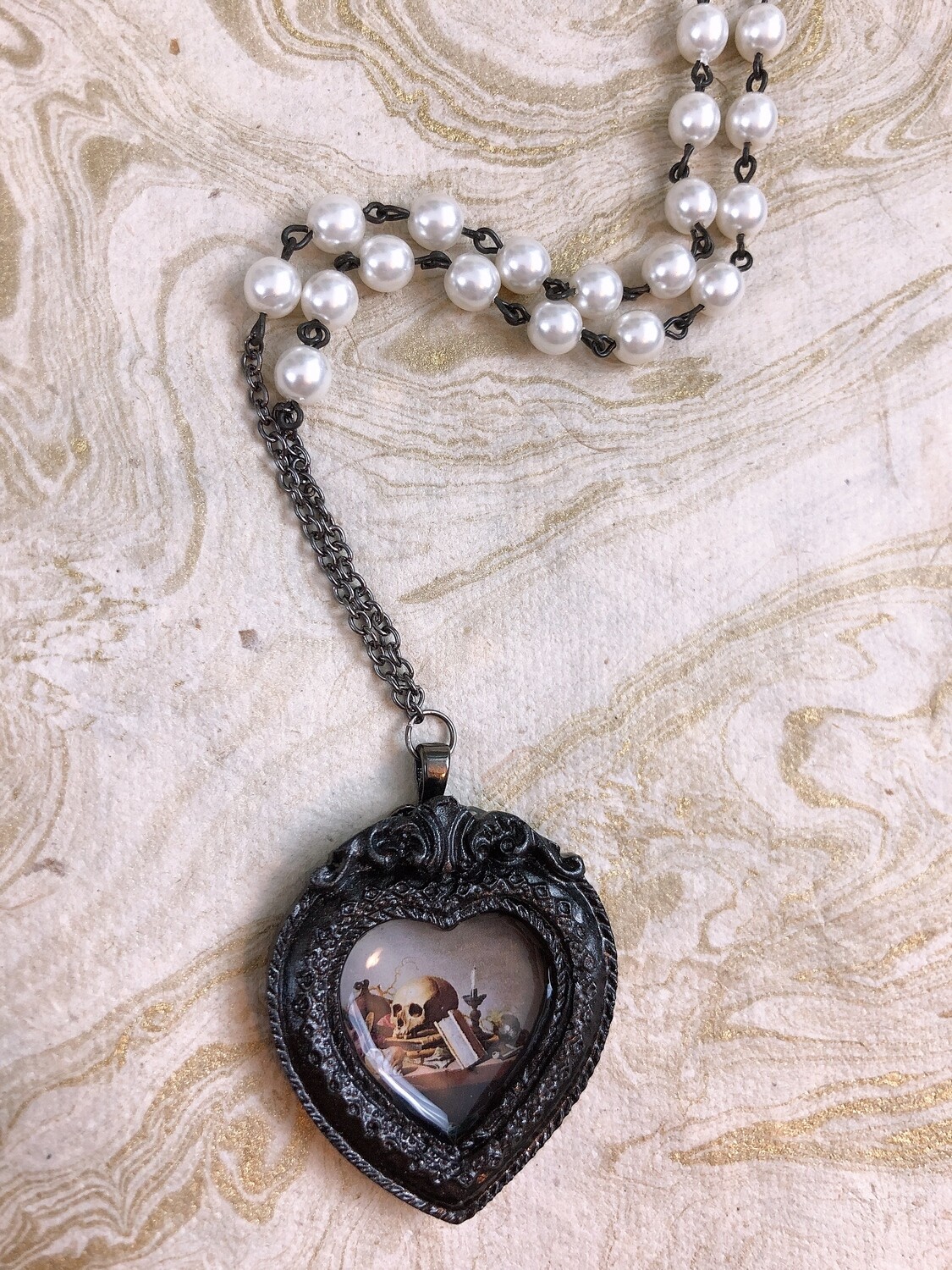 frame necklace (heart vanitas)