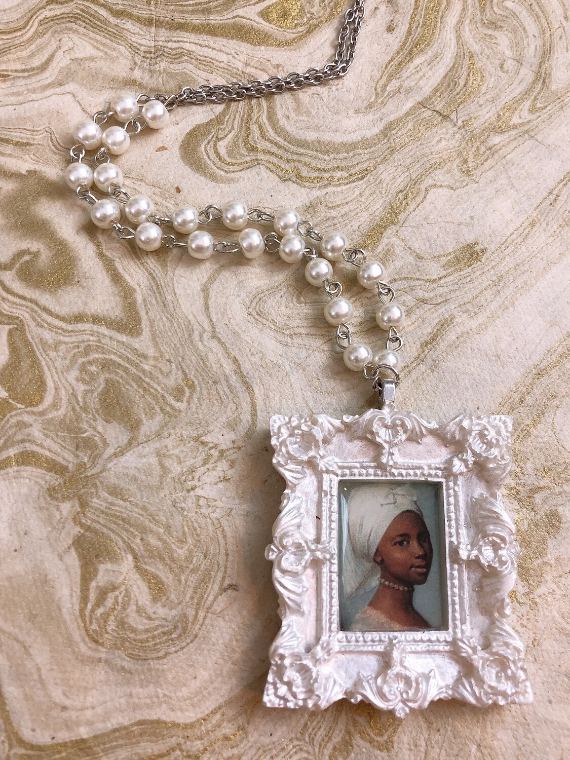 frame necklace (young woman)