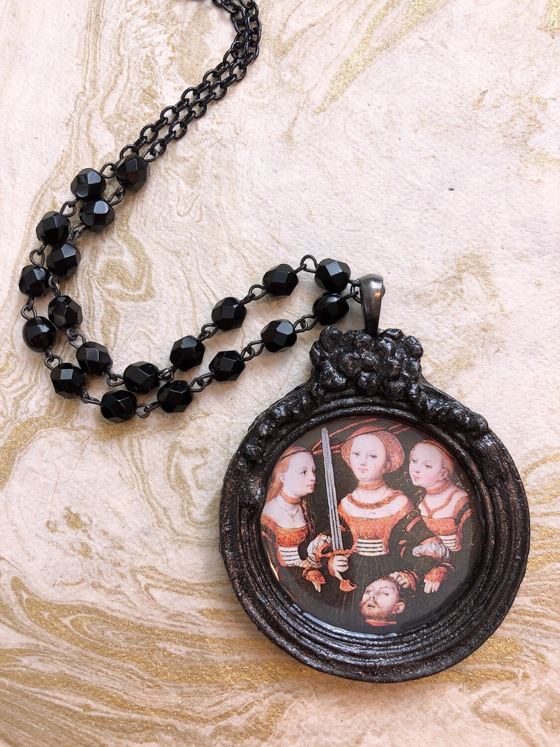 frame necklace (judith and friends)