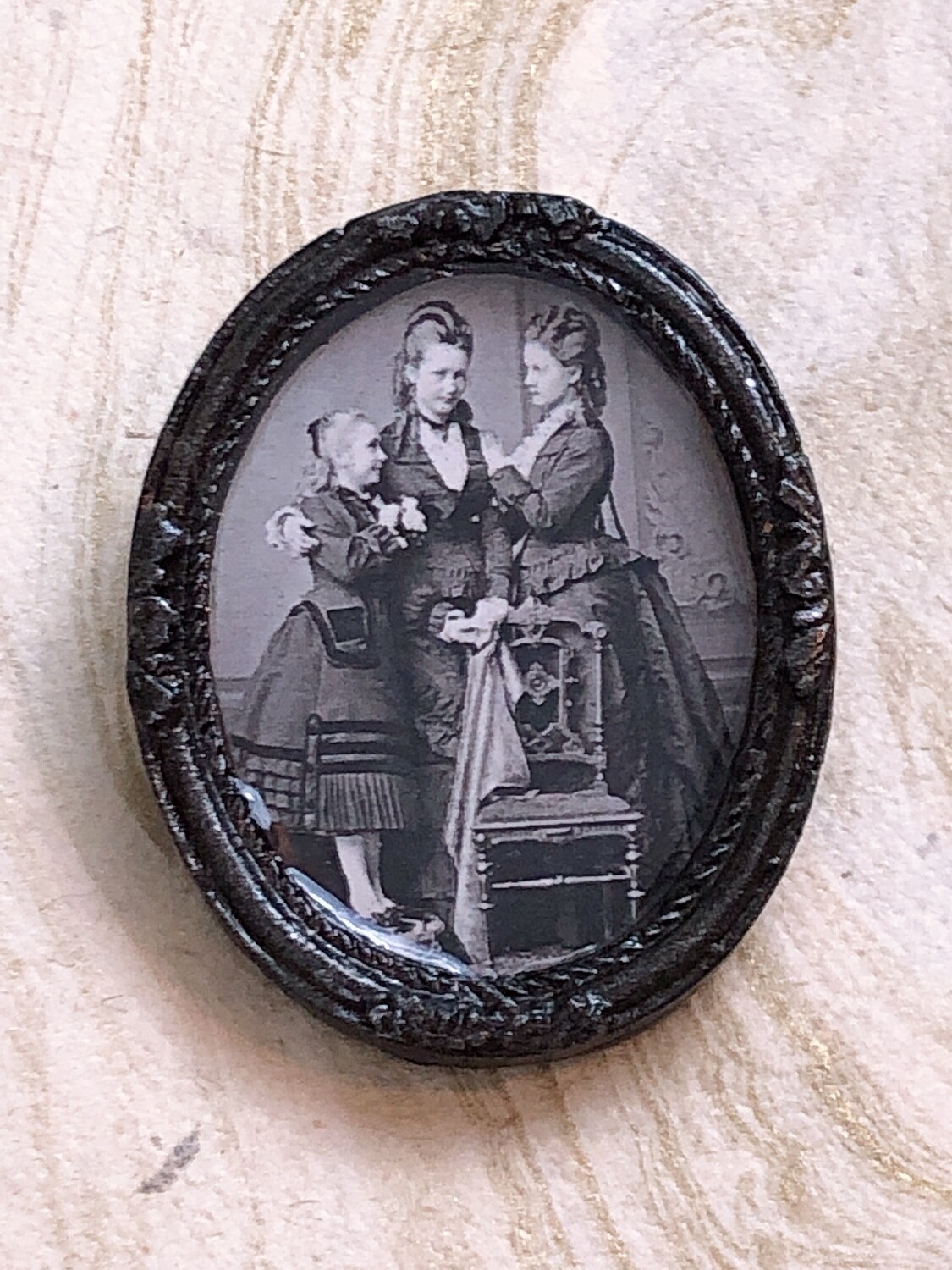frame brooch (three sisters)