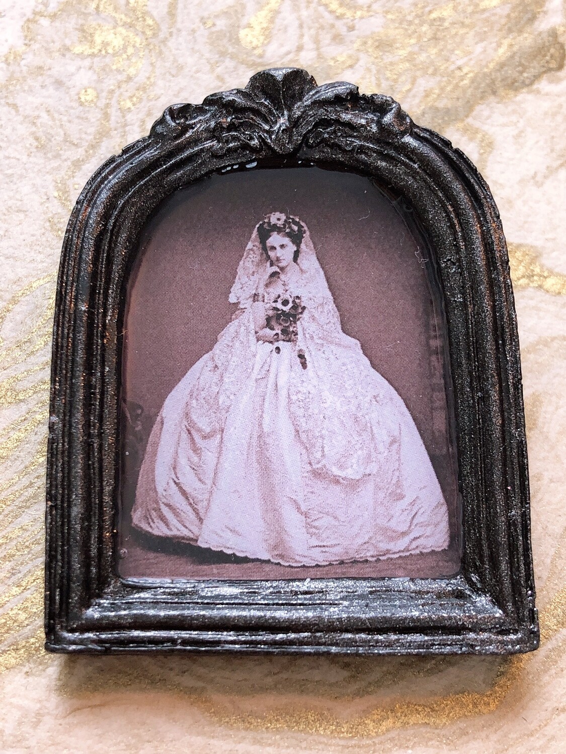 frame brooch (the countess)